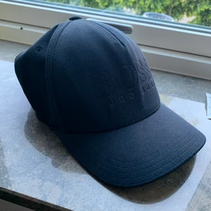 Hugo boss keps Marinblå. One size  - Hugo boss keps som är Flexfit. Väldigt unik keps köpt från room 1006 i emporia Malmö. Köpt för 600 men säljer för 400kr 