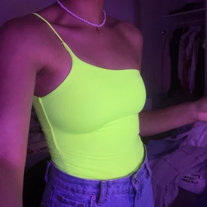 Neongul oneshoulder body - Cool oneshoulder neongul body från bershka i storlek xs. Toppen är inte tunn så bh behövs ej. !köparen står för frakten!