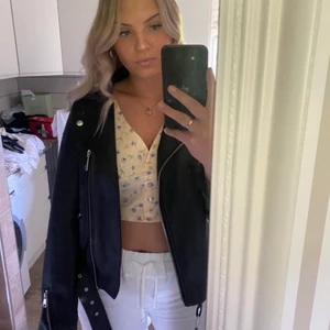 Skinnjacka - Sparsamt använd skinnjacka från missguided. Orginal pris 500 som ny! Kan fraktas om köparen står för frakten & kan bli billigare vid snabb affär