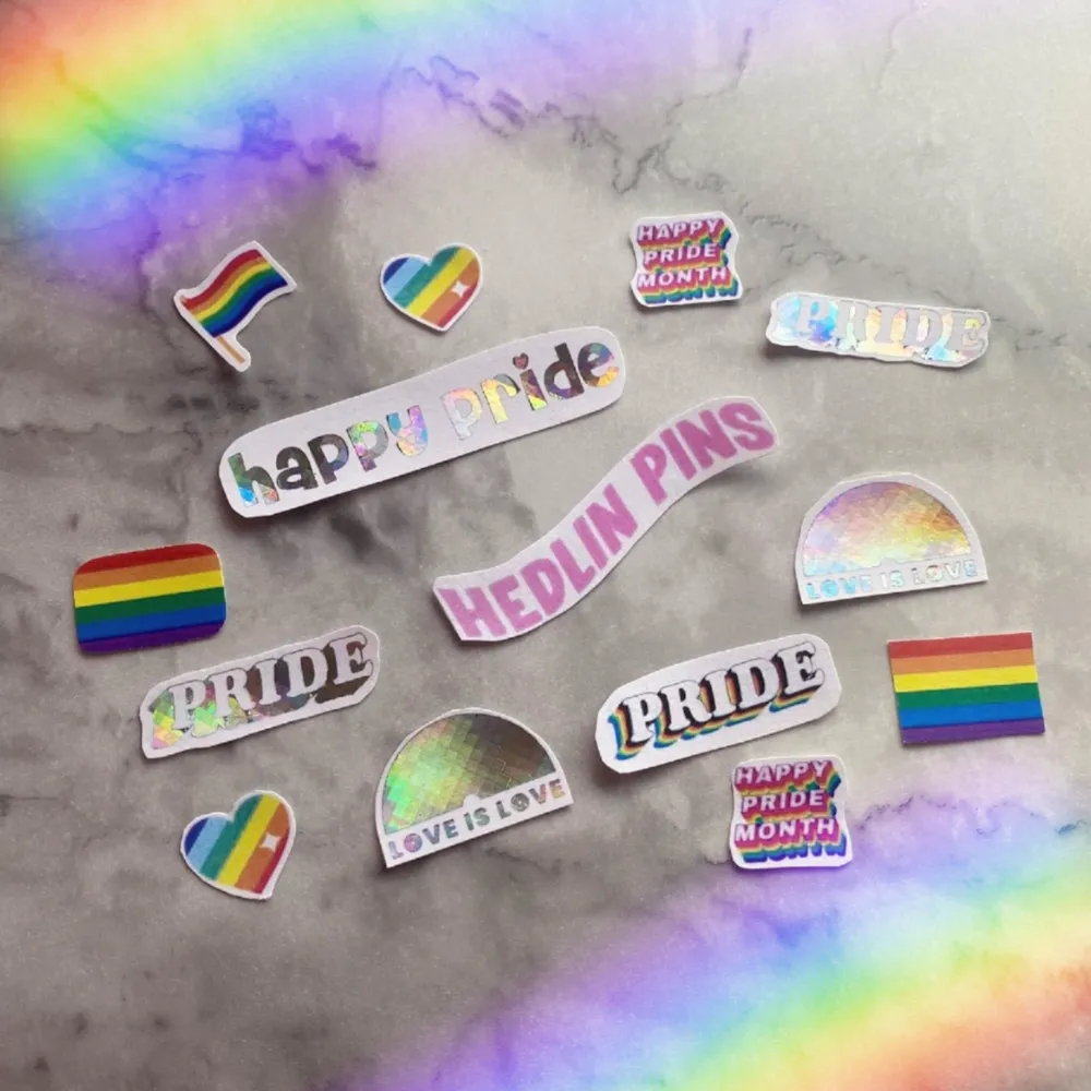 🏳️‍🌈 Happy Pride Month 🏳️‍🌈 För oss på Hedlinpins är det pride året om ✨ Homemade stickers to show love 💕 5st för 30:- ✨ . Accessoarer.