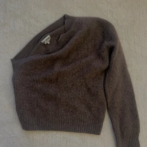 Soft Goat one shoulder topp💘 - En superfin one shoulder topp tidigare köpt av Bianca Ingrosso. I cashmere från Soft Goat. I använt men fortfarande bra skick. Storlek S 🙌🏼🖤 frakt ingår!