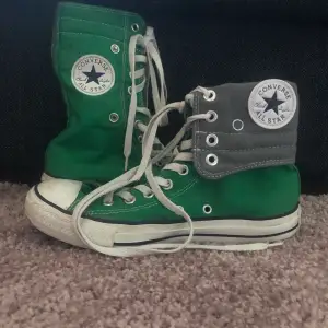 Jätte fina och ovanliga converse hightop som går att ha både nerknäppta och uppknäppta 