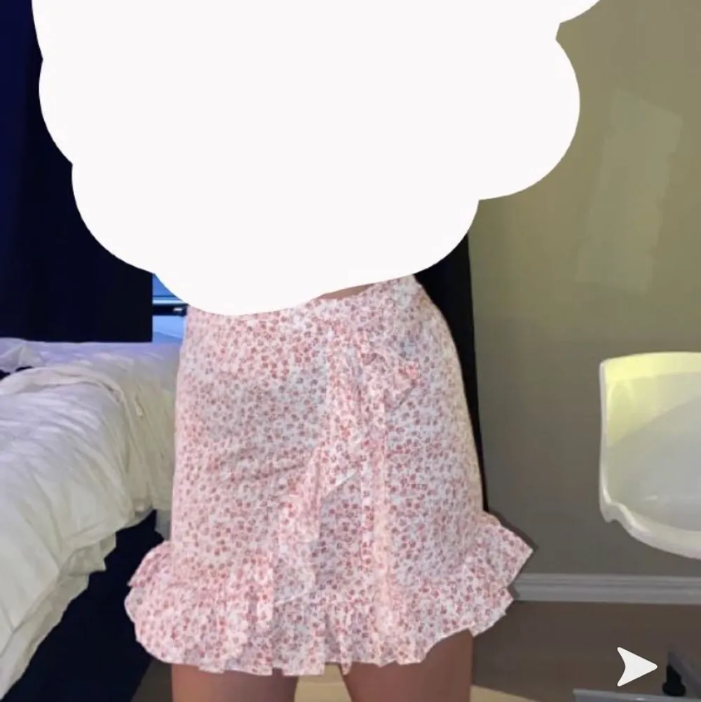 Rosa blommig kjol perfekt nu till sommaren! Använd endast 1 gång då jag inte passar i den. Ser helt ny ut. Den är i storleken 38/M men jag har 36 i vanliga fall och den sitter som en 36💗 buda privat till mig!!. Kjolar.