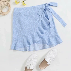 Blå volangkjol - Blå blommig volangkjol, använd 1 gång, storlek XS men passar större o mindre då banden kan justeras🦋