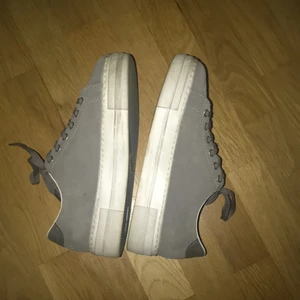 Sneakers  - Snygga sneakers som tyvärr inte passar mig, storlek 37 men kan även passa 38. Tvättar man av sulan så ser den ut att vara i nyskick 💕 dragkedjan går att dra ner 