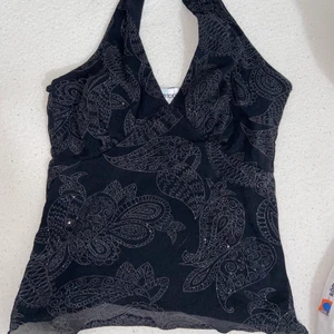 Retro top - Y2K top från ginatricot som är genomskinlig där bak. Riktigt fin, passar tyvärr inte mig, skulle sitta bättre på nån med en mindre byst (storlek s) bra skick. Frakt tillkommer:)