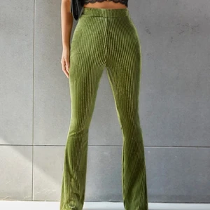 Helena ribbade byxor  - Använda typ en gång. Säljer pga att jag aldrig använder de men de är skit snygga. Storlek M men är stretchiga så skulle säga att de passar L och kanske S också 💖