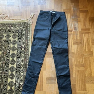 Skinnbyxor - Helt nya skinnbyxor. Jag med breda höfter fick ej på mig dom så de är rätt små i storlek 