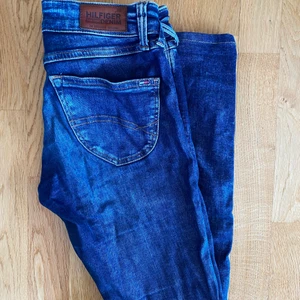 Hilfiger jeans  - Snygga damjeans från Hilfiger denim  Slimfitmodell med slitningar  Storlek 25/32 