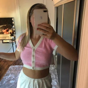 Super fin tröja i storlek M💗💗 - super fin rosa tröja i storlek M, endast använd en gång så den är som ny💓💓den är super skön & materialet är tunnt så den är inte för varm att ha nu till sommaren😊