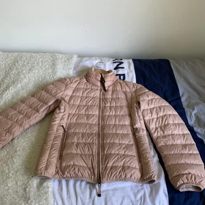 Para jumper - Det är en äkta rosa parajumper, storlek S och är från jonhells.