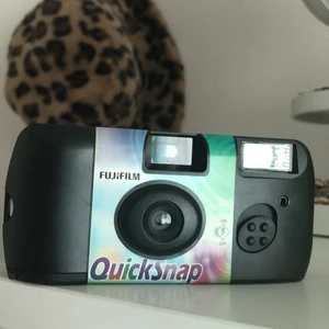 Kameror säljes!  - Säljer gulliga kameror från Clas Ohlson, köpte 10 styckna för ungefär 1 vecka sen🤍 Man kan ta ungefär 27 foton med blixt på denna vintage kamera, som är passande för vilken miljö som helst🤍