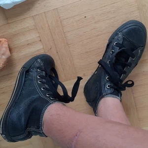 Ett par ganska slitna svarta converse  - Storlek: 36,5    skick: ganska slitna har några öppningar men inte så att det t.e.x kommer vatten in i skon  ålder: typ 4 år 