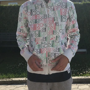 Huvtröja  - Har ej haft på mig tröjan många ggr alls,tyvärr lyckats Fucka den ändå. fett gammal o ganska snygg men inte min typ längre. Som ni ser på andra bilden är det lite skavanker på den. Jag vet dock ej ifall det är smuts som går att få bort men det lär märkas!