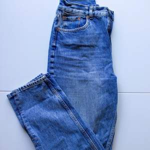 Jeans från Other Stories i storlek 26, rak och lite insvängd modell. Säljer då de är lite korta på mig, jag är 175cm 🌼