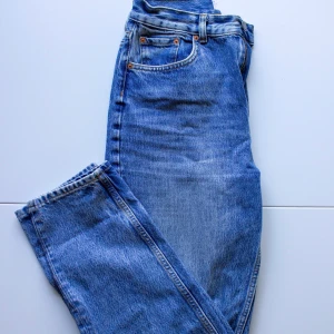 Jeans från & Other Stories - Jeans från Other Stories i storlek 26, rak och lite insvängd modell. Säljer då de är lite korta på mig, jag är 175cm 🌼