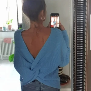 Fin tröja från Boohoo - Säljes pga garderobsränsning. Härlig tröja med snygg öppen rygg! (Ursäktar för smutsig spegel)