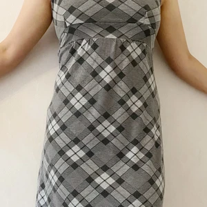 Klänning  - Söt klänning som tyvärr passar längre inte mig. 