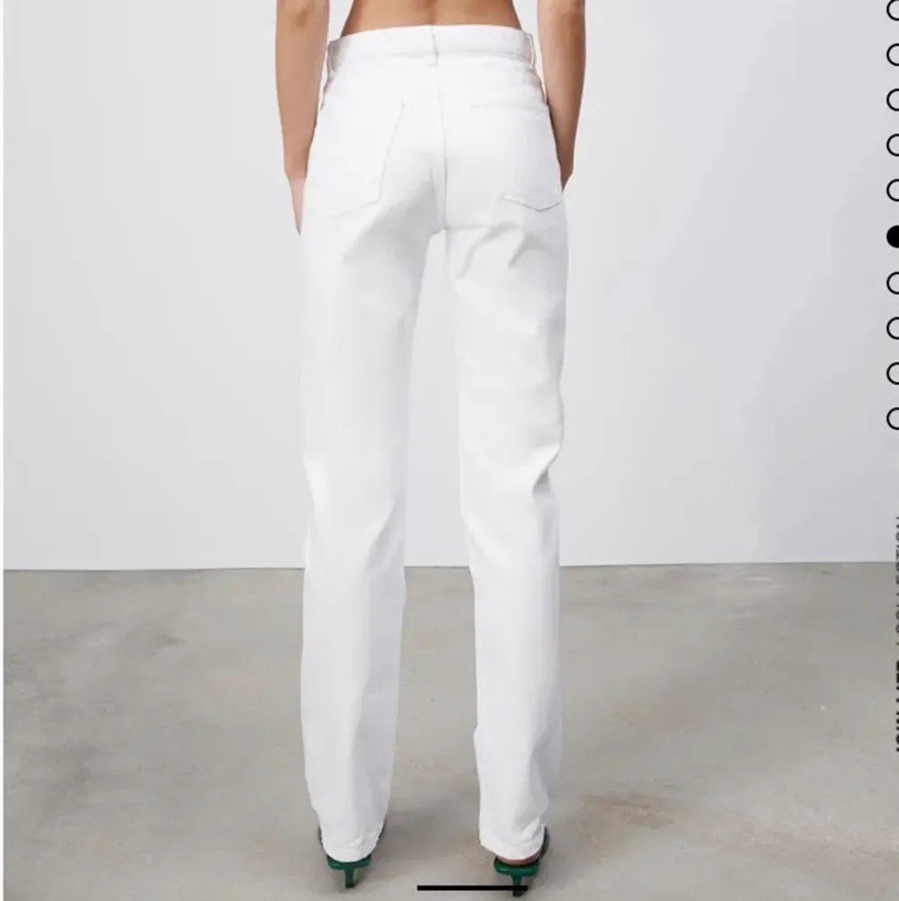 Fräscha vita jeans från Zara i storlek 36💕 Endast testade, aldrig använda!! KÖPARE STÅR FÖR FRAKT. Jeans & Byxor.