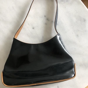 Väska  - Väldigt fin axelväska vet inte tyvärr vart den kommer ifrån. 