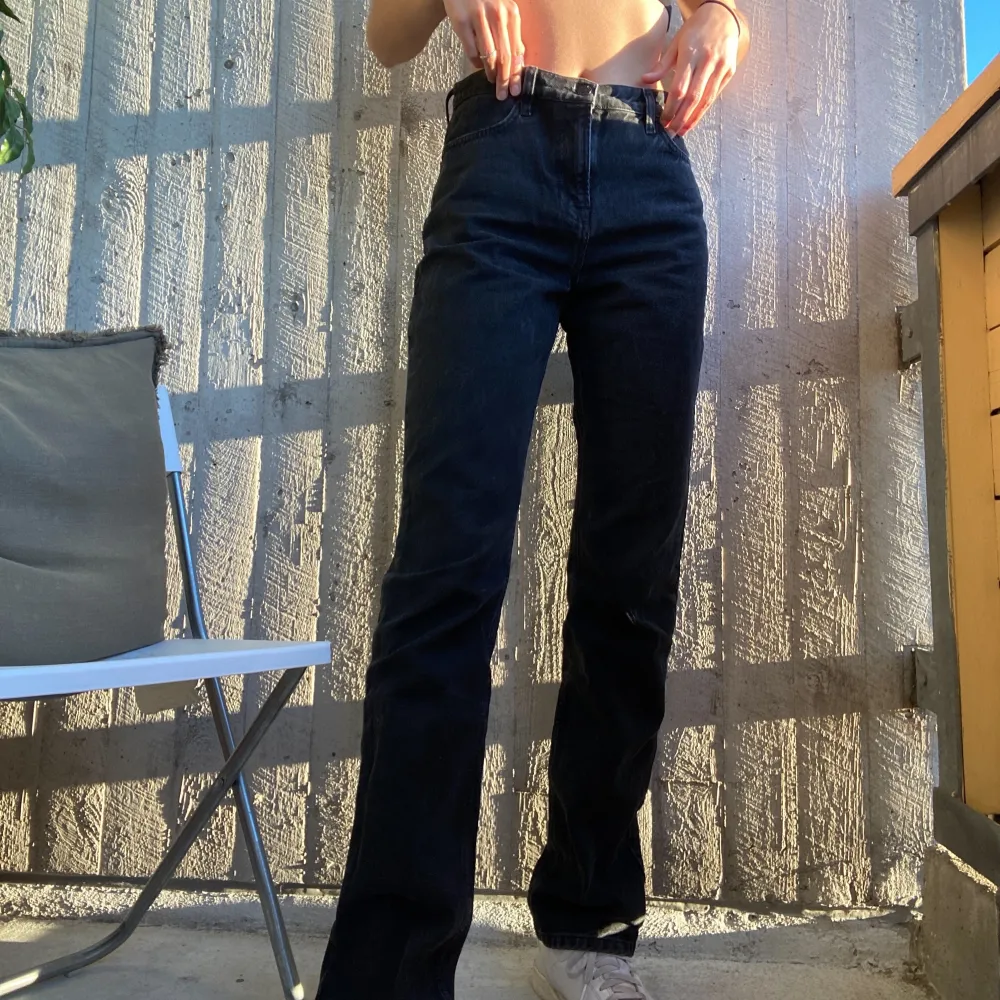 Ett par underbara LÅNGA svarta jeans!! Säljer endast då de är lite stora i midjan för mig. Är 185💕💕. Jeans & Byxor.