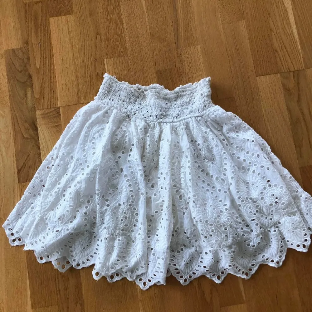 Säljer denna vita kjol från HM. :). Kjolar.