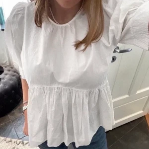 Vit topp - Fin vit blus i strl 40 som har lite oversized passform på mig som normalt vis bär S