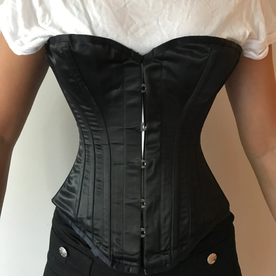 Tvättäkta handsydd korsett