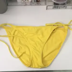 En fin gul bikini underdel i bra skick. Säljer den då den är lite för stor för mig. Den har snören som man kan knyta och anpassa passformen till hur man vill. Köparen står för frakt eller så kan den hämtas i ludvika. 