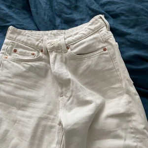 Jeans - Beiga/vita momjeans från weekday i modellen LASH 