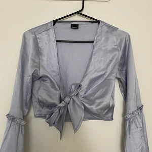 Topp - Jätte söt knyttopp från Gina i en super fin ljusblå färg! 