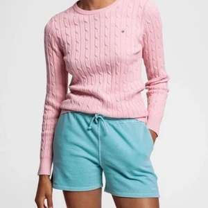 Gant Rosa Kabelstickad  - Kabelstickad tröja ifrån Gant, sparsamt använd men säljer på grund av att den inte kommer till användning längre. Finns inga märken eller skador💗 (Lånad bild från Gants hemsida)