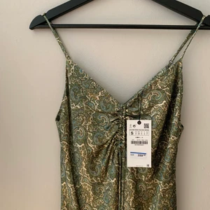 Zara Klänning - INTRESSEKOLL!!! Slutsåld klänning från zara i nyskick (aldrig använd) 