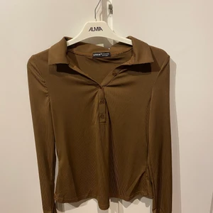 Brun topp - Brun topp/blus från Shein. Storlek L, men skulle säga S,M. 50kr + frakt 