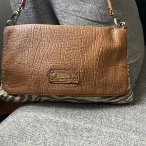 Helt ny Esprit väska  - Helt ny Esprit väska . Fina detaljer.   Bud från 250kr tillkommer frakt 66 kr spårbart 