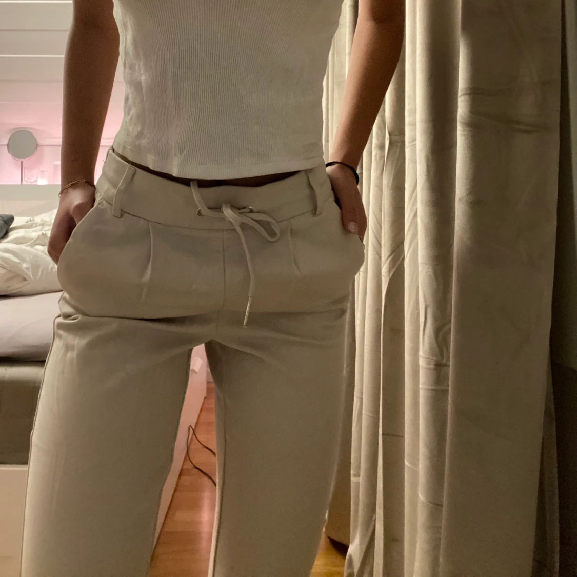 Beiga kostymbyxor från Only i strl 34 - 90