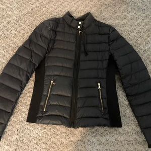 Jacka från Zara - Svart Jack från Zara, storlek XS, 75kr