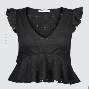 Intressekoll!!!!!!!!!!!!!!!!!!!!!!!!!!!! - säljer denna svarta tröja