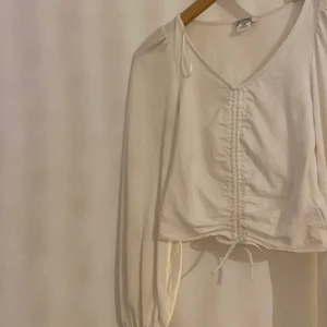 Tröja  - Fin tröja från monki med lite puffärm