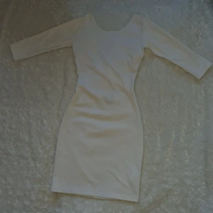 Klänning m korsad rygg - Super fin klänning med korsad rygg  