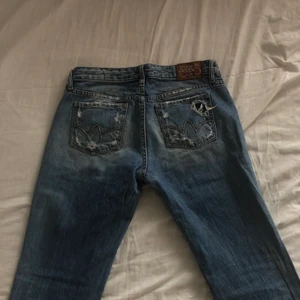 Lågmidja jeans - Skitfina lågmidjade jeans! Mått skrev till midja 21cm. Midja 80cm. Innerbenslängd 77cm. 