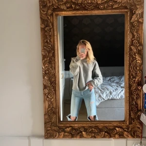 momjeans blåa från zara med hål  - dessa blåa momjeans från zara med hål på knäna ❤️❤️