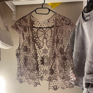 Tröja  - Säljer denna topp  som e skit fin att ha över linnen!!!