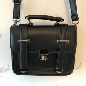 Svart crossbody väska - Jättefin svart crossbody väska i nyskick! 