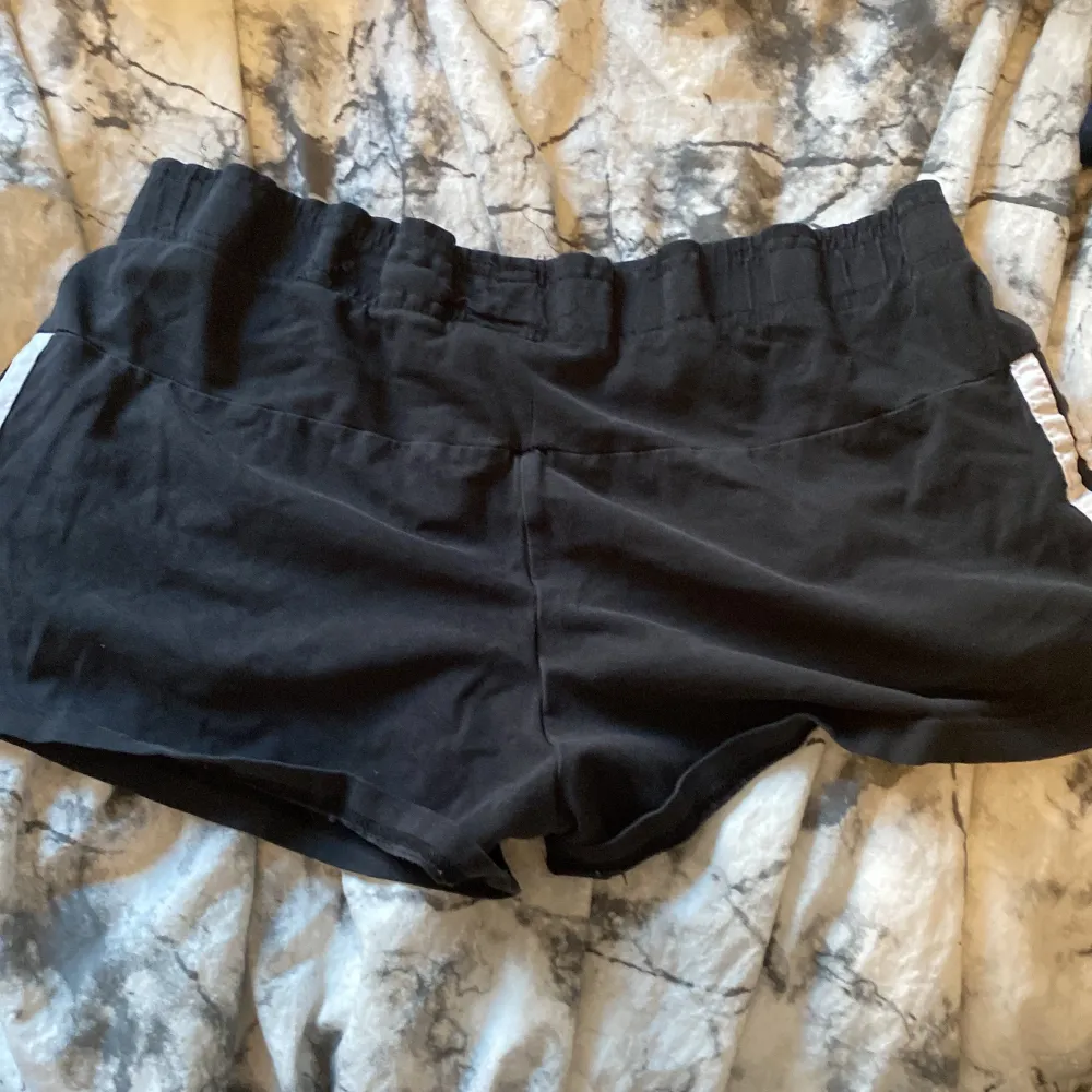 Jätte svåra att fota men skit snygga adidas shorts. Köpta för ca 6 månader sedan. Man får jätte snygg röv i dom🥲. Shorts.