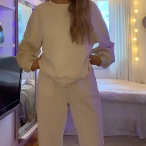 Mjukisset - Säljer nu mitt mjukisset från Gina Tricot, då jag inte längre får någon användning för det. Byxorna är i strl M, och passar mig som vanligtvis har antingen XS elr S i byxor. Så skulle uppskatta att de passar någon som har S elr M. Tröjan är i strl XL, och sitter oversized på mig som vanligtvis har XS elr S i tröjor.      Byxor: 160kr Tröja: 160kr  Hela Settet: 250kr