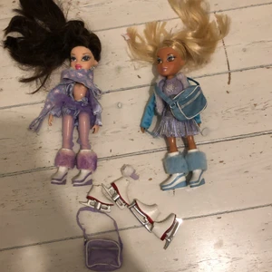 Bratz skridskor - Säljer bratz på skridskor. Har som ni ser på produktbilderna ej alla tillbehör. Säljer för 250kr. Har även fler klädee och outfits som kan ingå vid intresse. Blonda tjejen såld!  