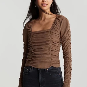 Brun festtopp från GinaTricot - Lånad bild!! Storlek S och aldrig använd! Verkligen superfin och förtjänas att användas mer! Frakt ingår, om man vill möta upp mig drar jag av frakt<3 lånade bilder! Pruta om något känns galet! 