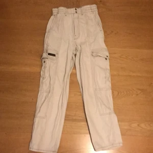 Skit snygga vita cargo byxor  - Super bra skick, typ aldrig använda, sitter ganska löst, köpta för 700kr från början, frakten ingår i priset!!