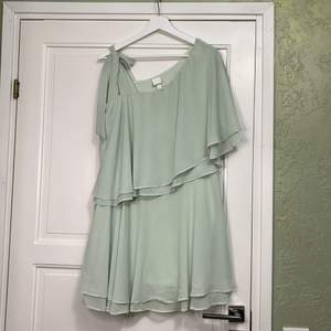 One shoulder mintgrön klänning nyskick st 44 | 70kr 